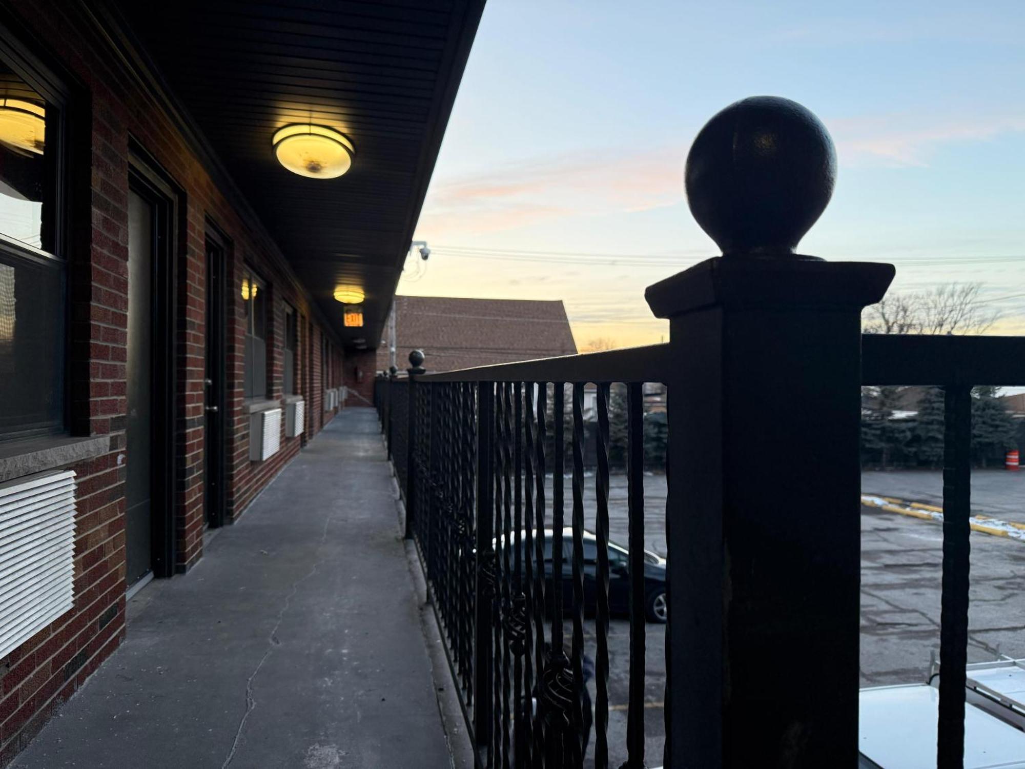 Admiral Motel By Oyo Chicago I-94 Экстерьер фото